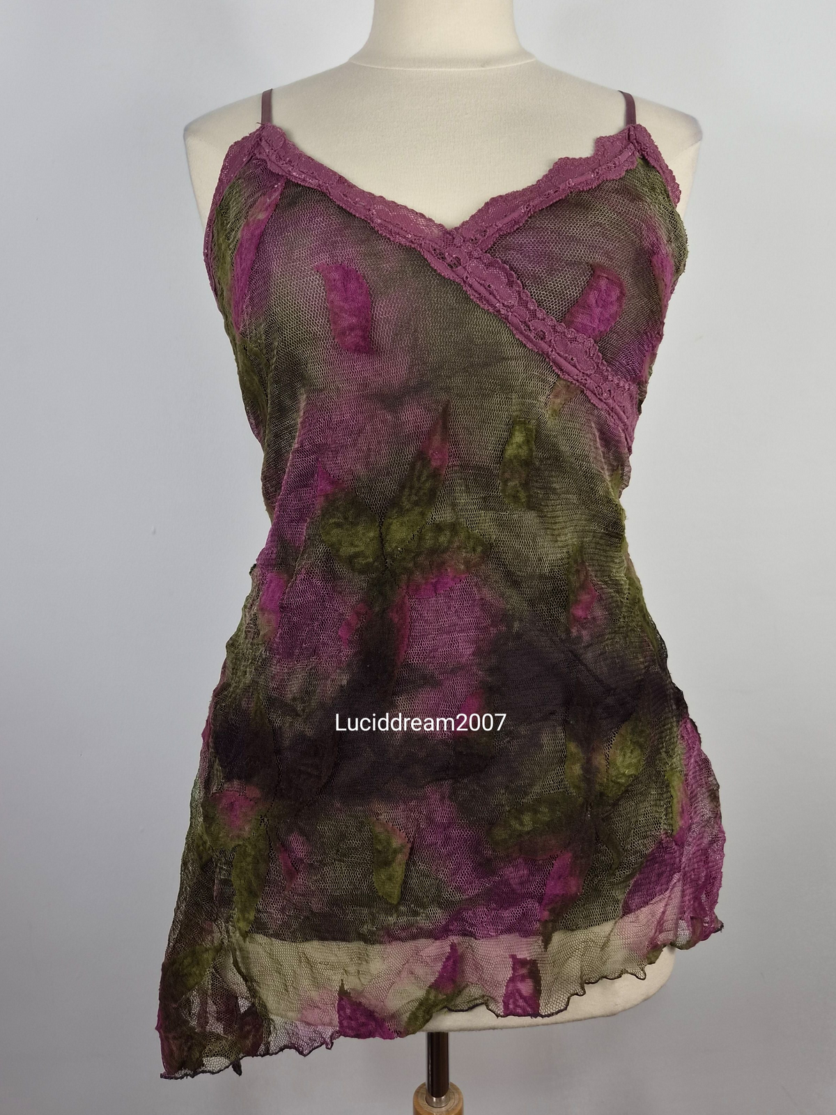 Haut en dentelle florale tons verts et rose