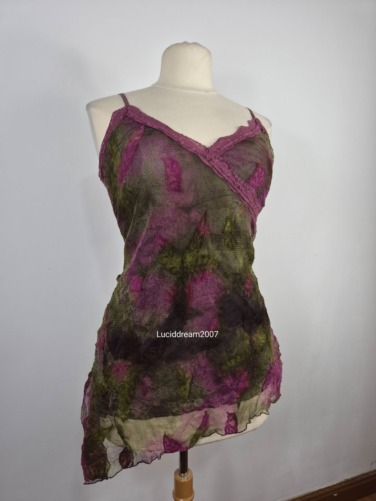 Haut en dentelle florale tons verts et rose