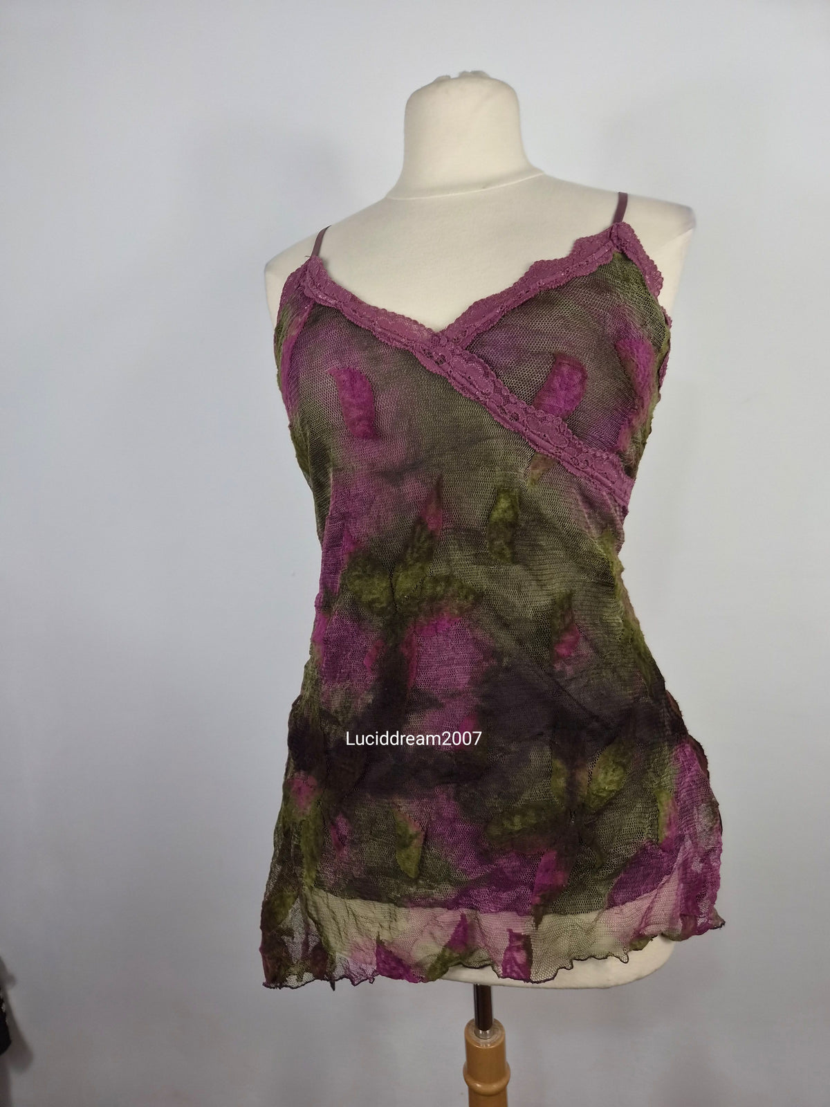 Haut en dentelle florale tons verts et rose