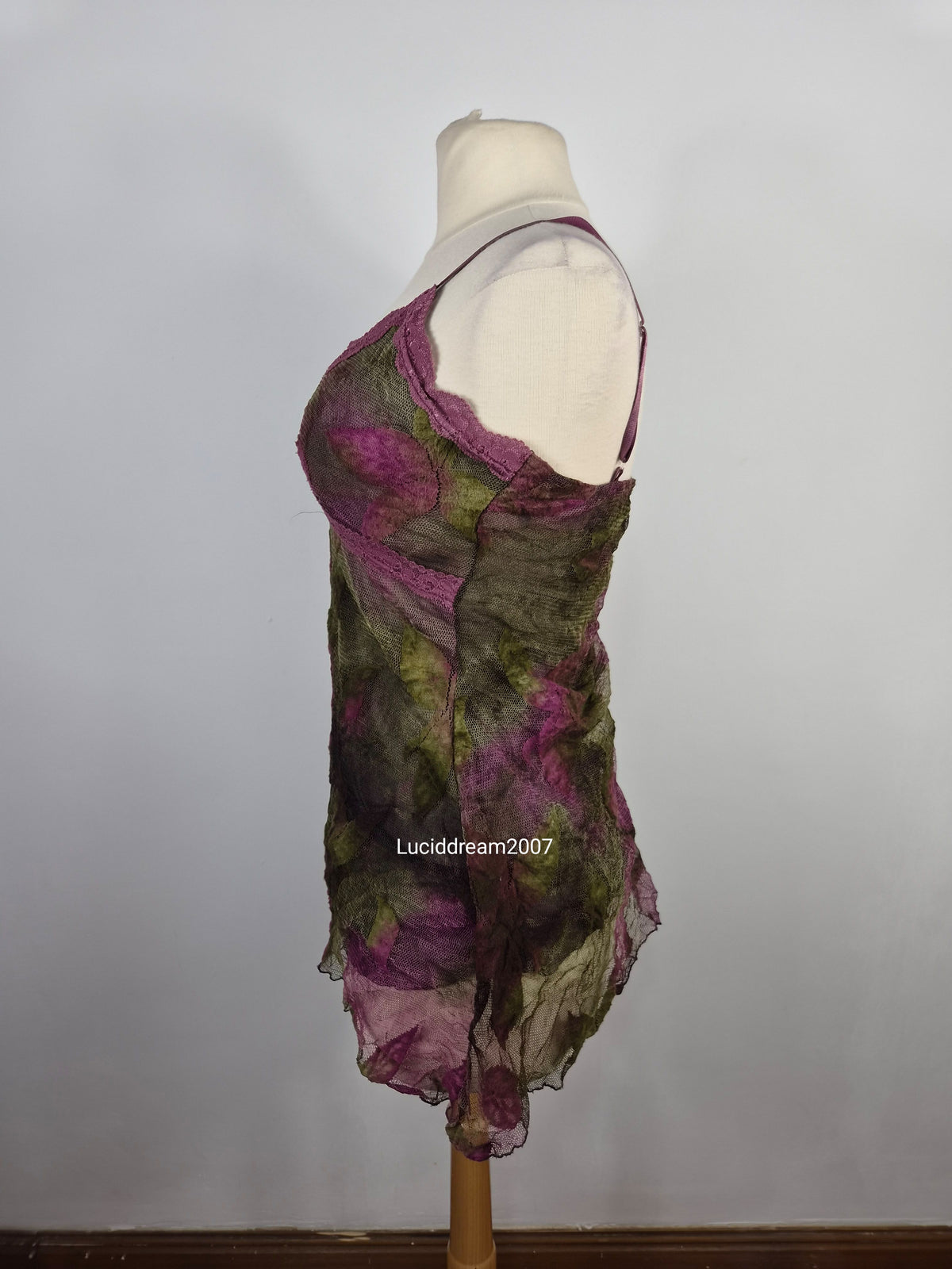 Haut en dentelle florale tons verts et rose