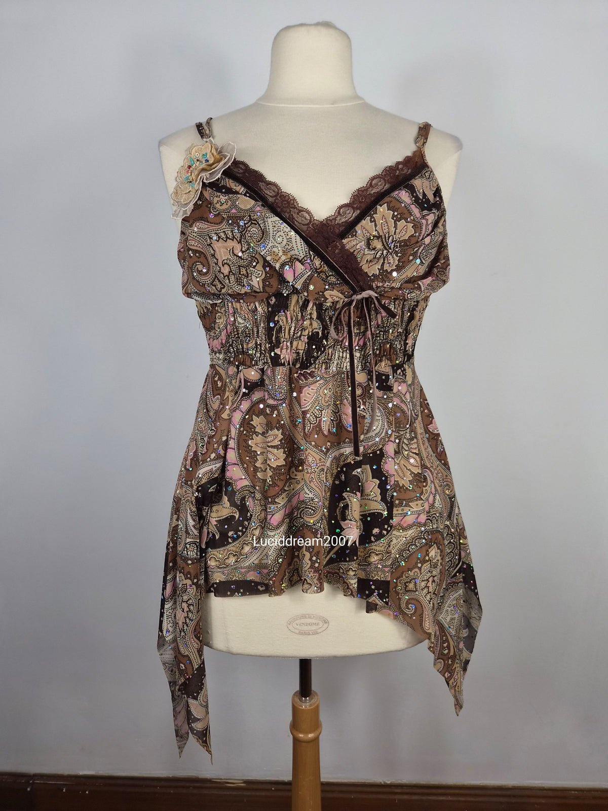 Haut en voile asymétrique broche fleurs