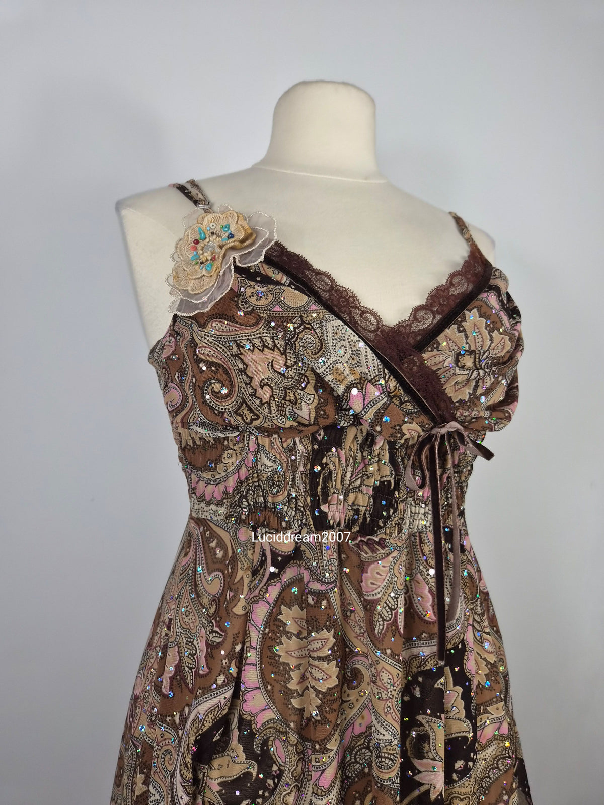 Haut en voile asymétrique broche fleurs