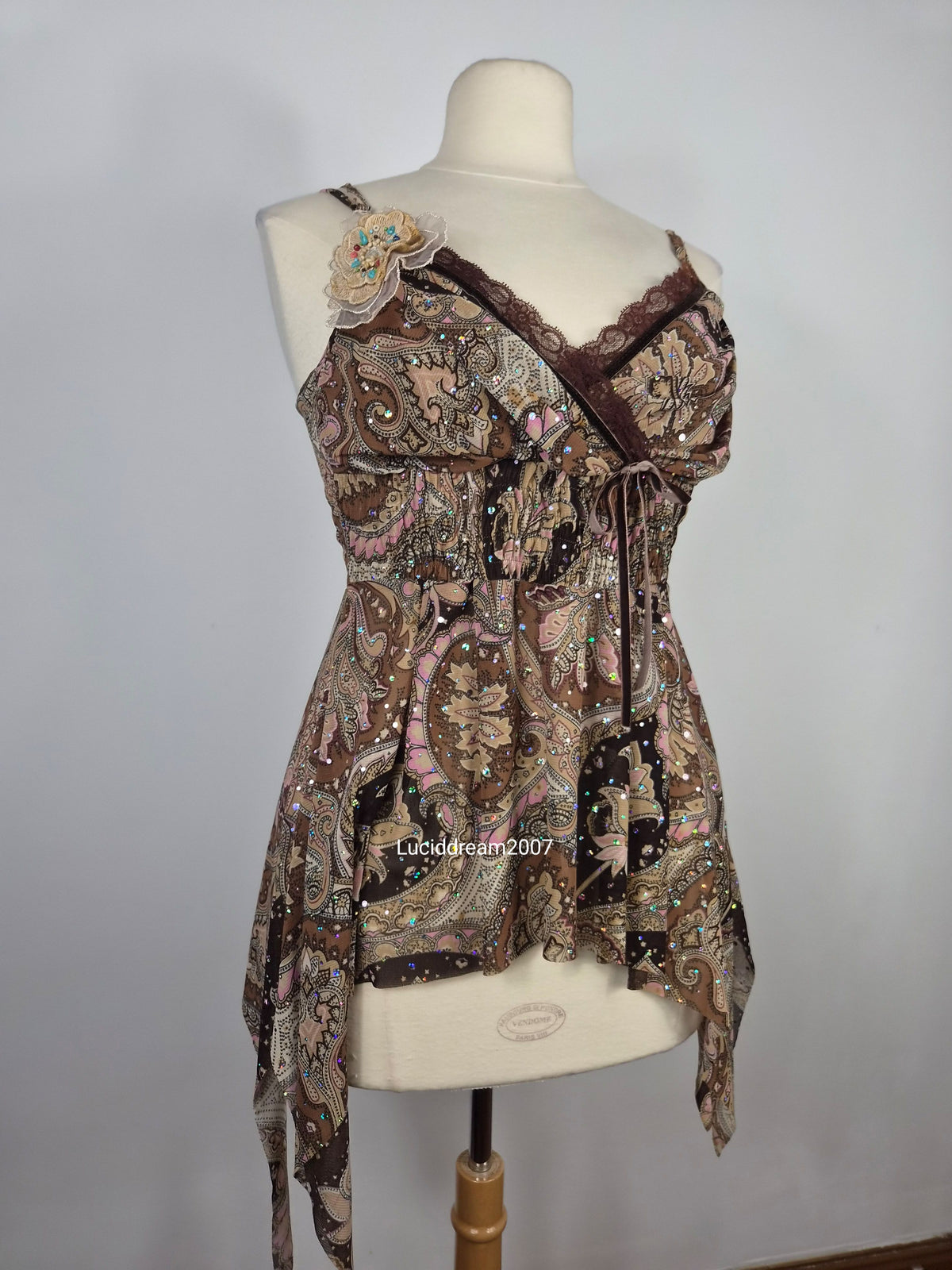 Haut en voile asymétrique broche fleurs