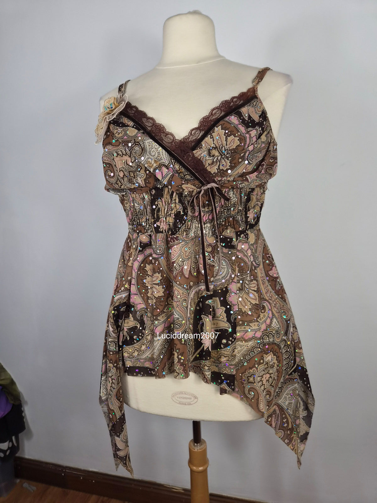 Haut en voile asymétrique broche fleurs