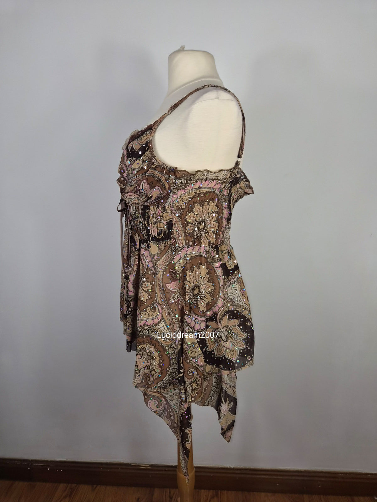 Haut en voile asymétrique broche fleurs