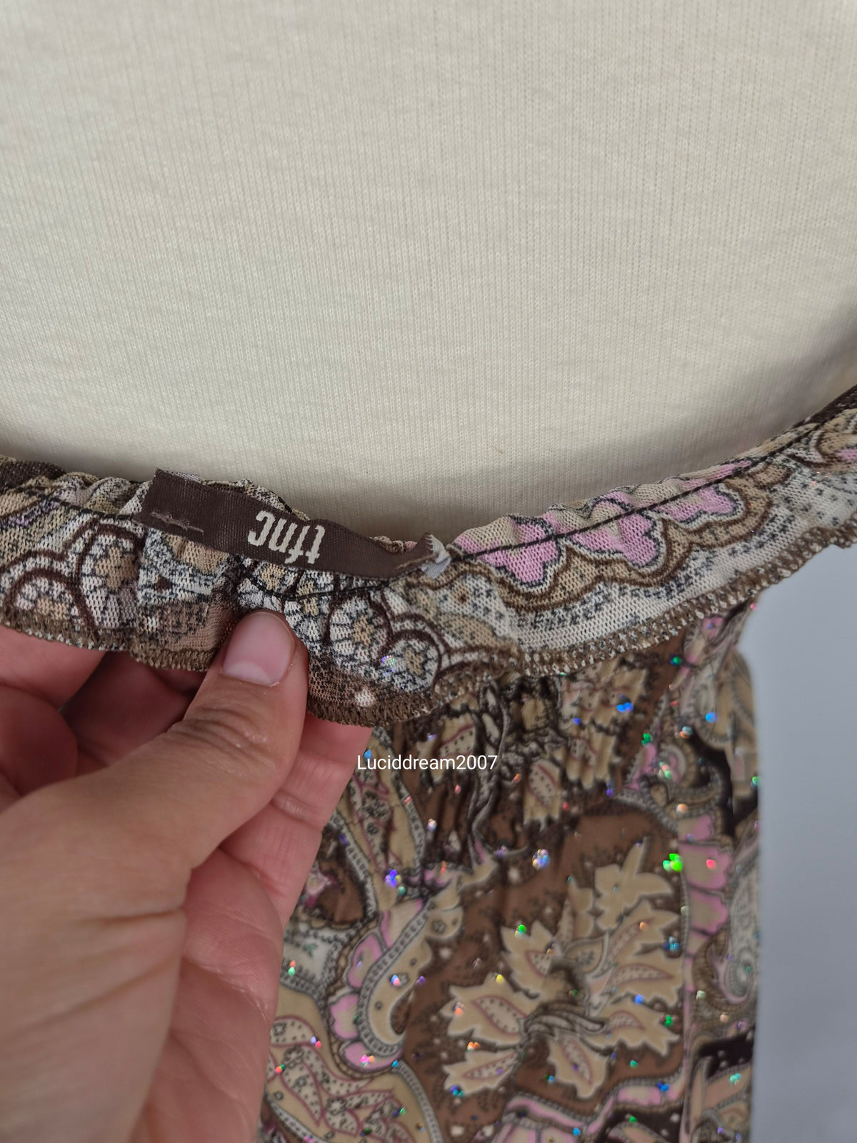 Haut en voile asymétrique broche fleurs