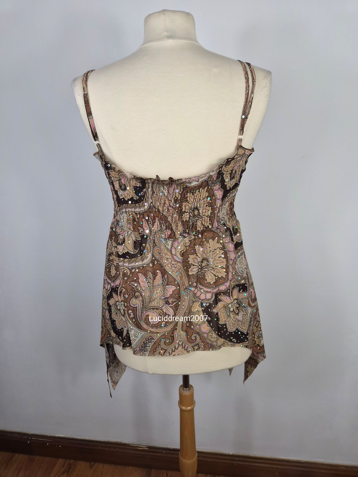Haut en voile asymétrique broche fleurs