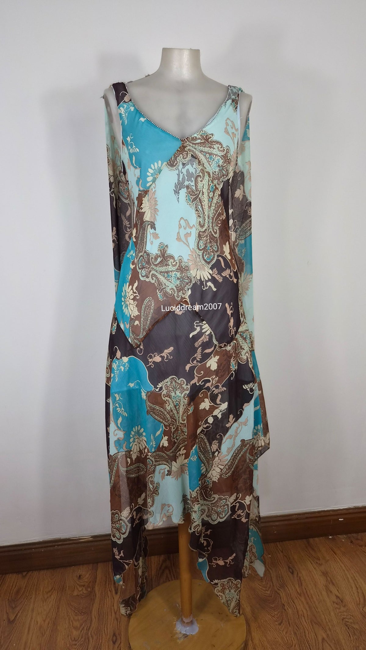 Robe en voile bleu détails longs volants