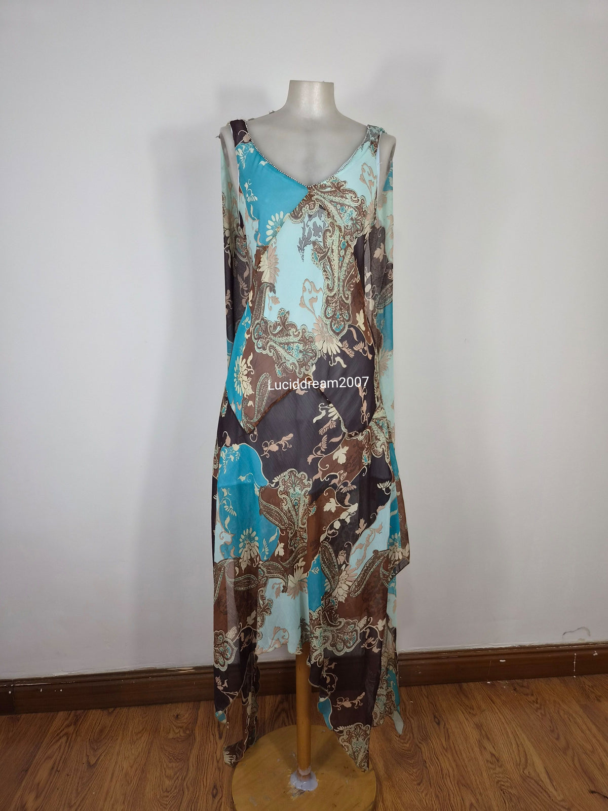 Robe en voile bleu détails longs volants