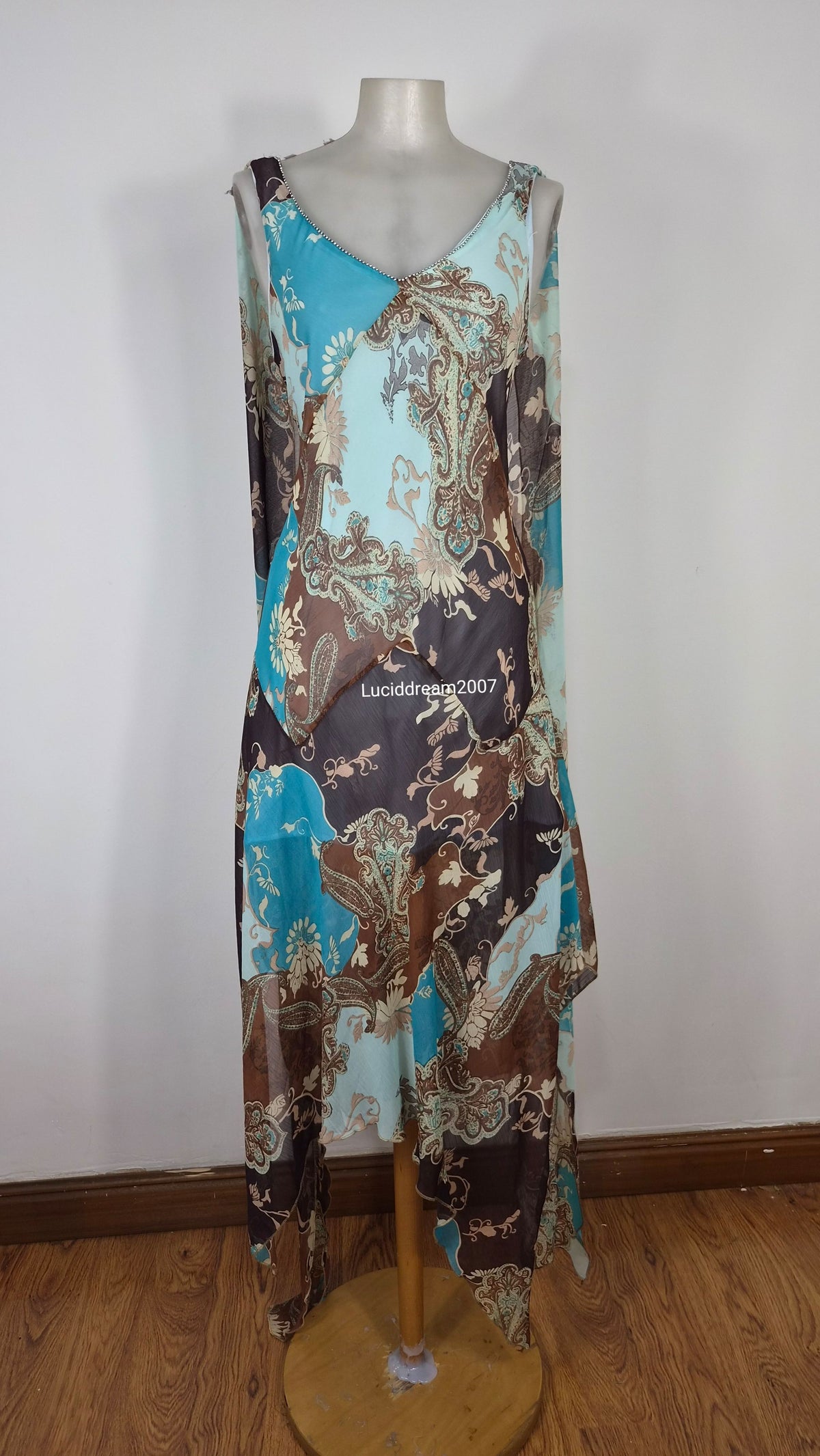 Robe en voile bleu détails longs volants