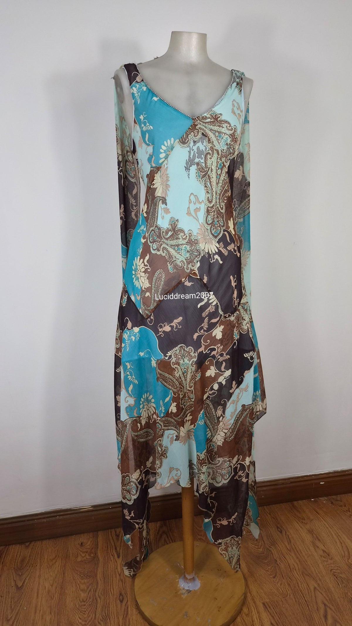 Robe en voile bleu détails longs volants