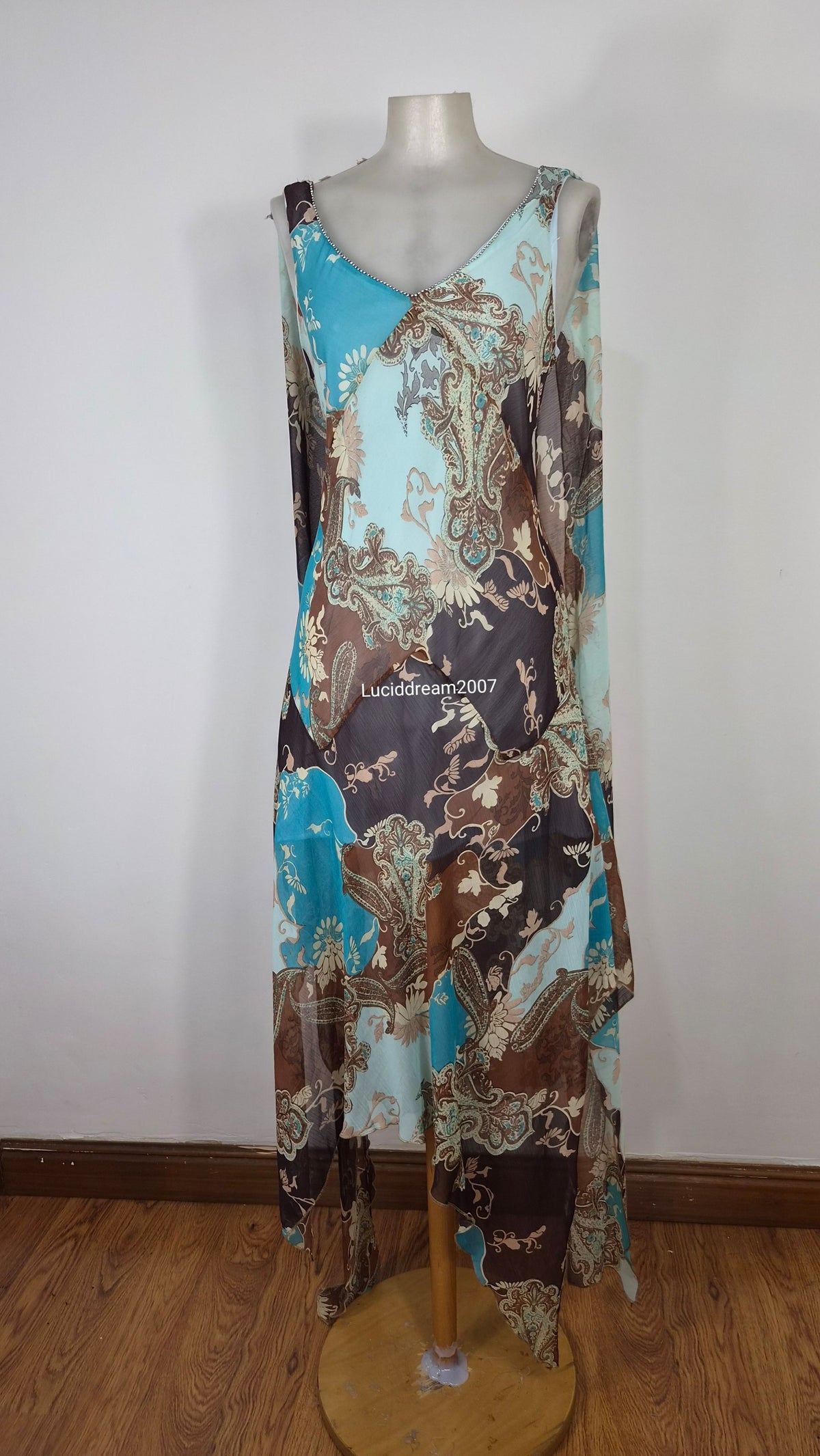 Robe en voile bleu détails longs volants