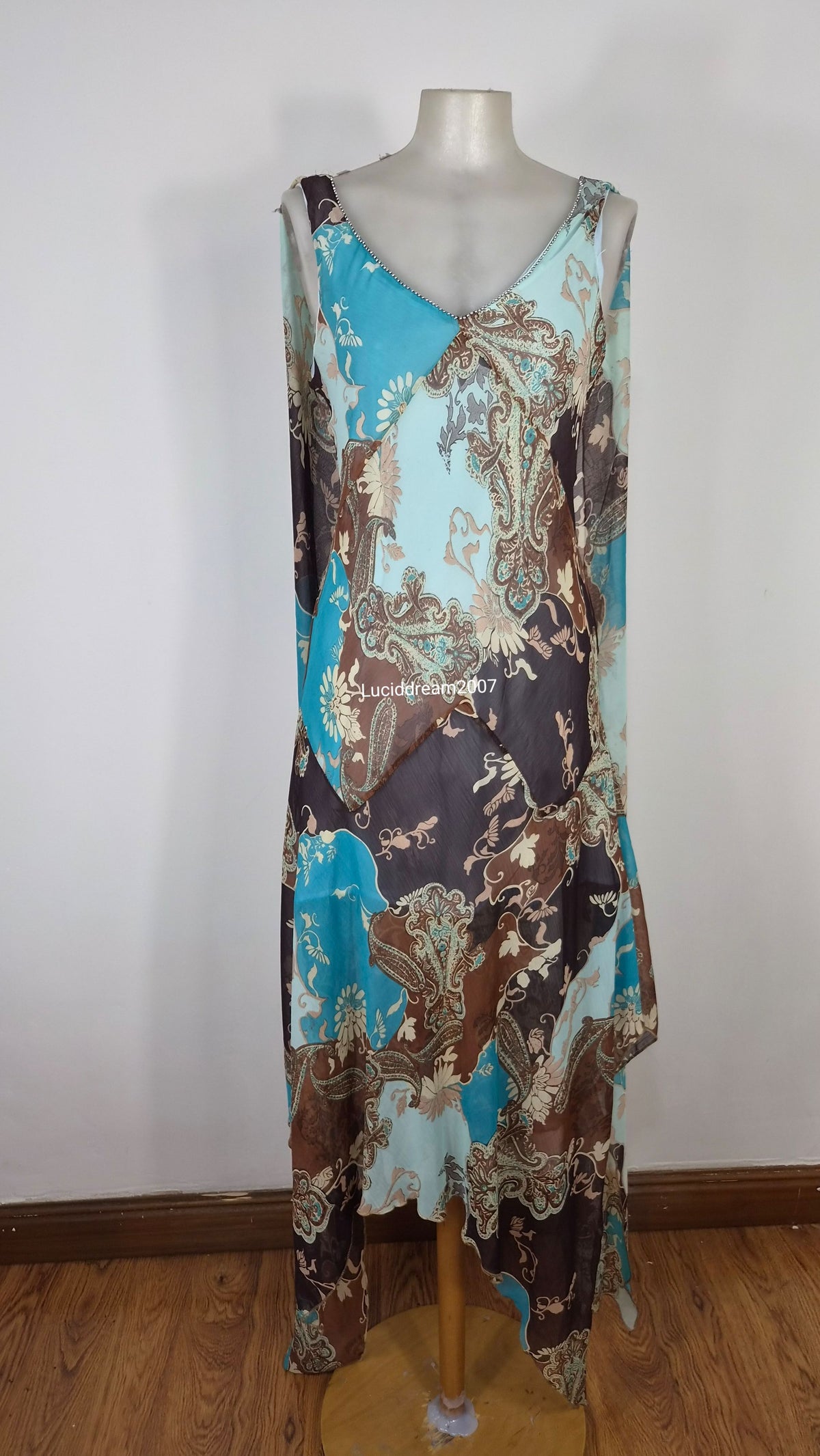 Robe en voile bleu détails longs volants