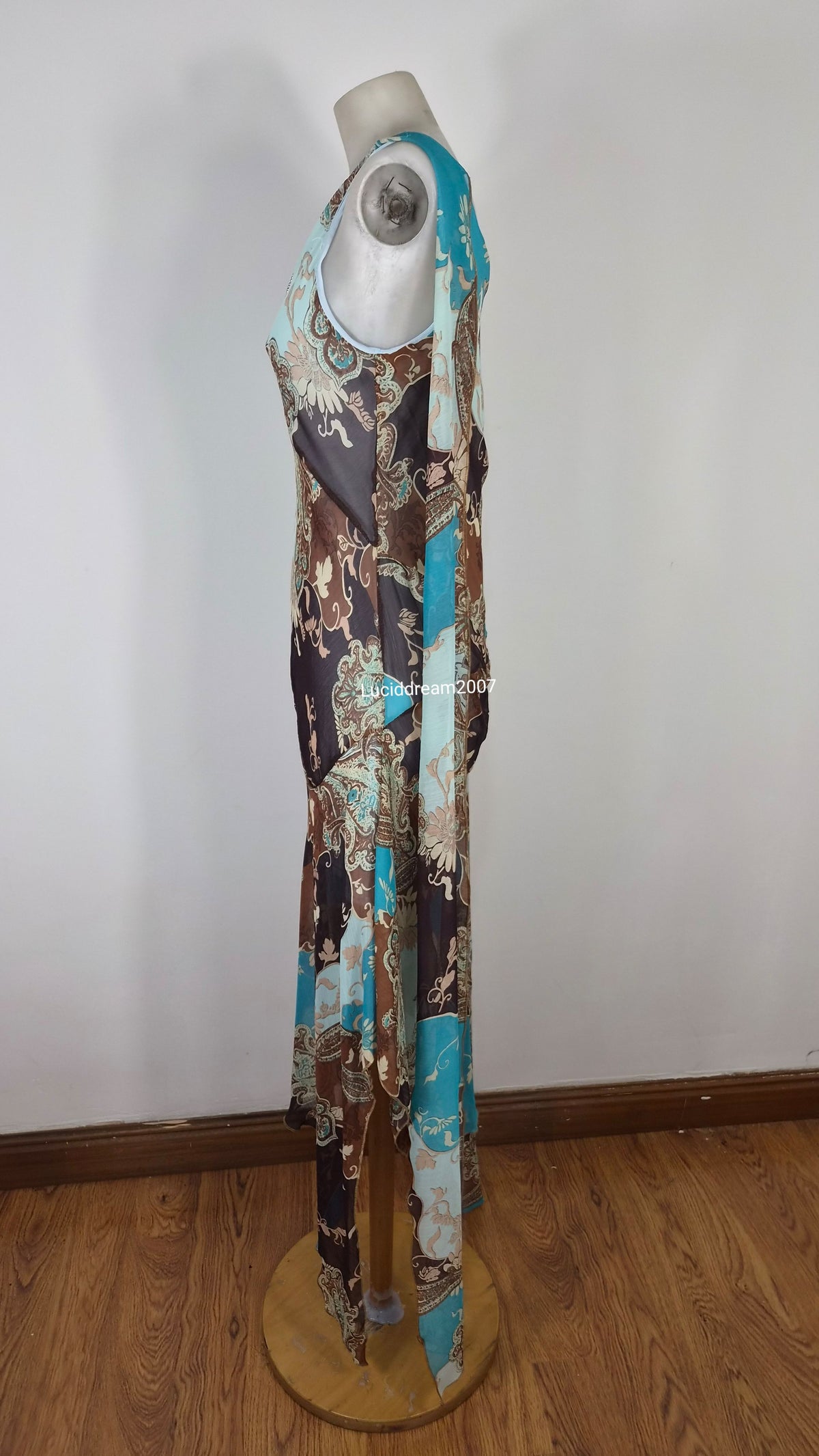 Robe en voile bleu détails longs volants