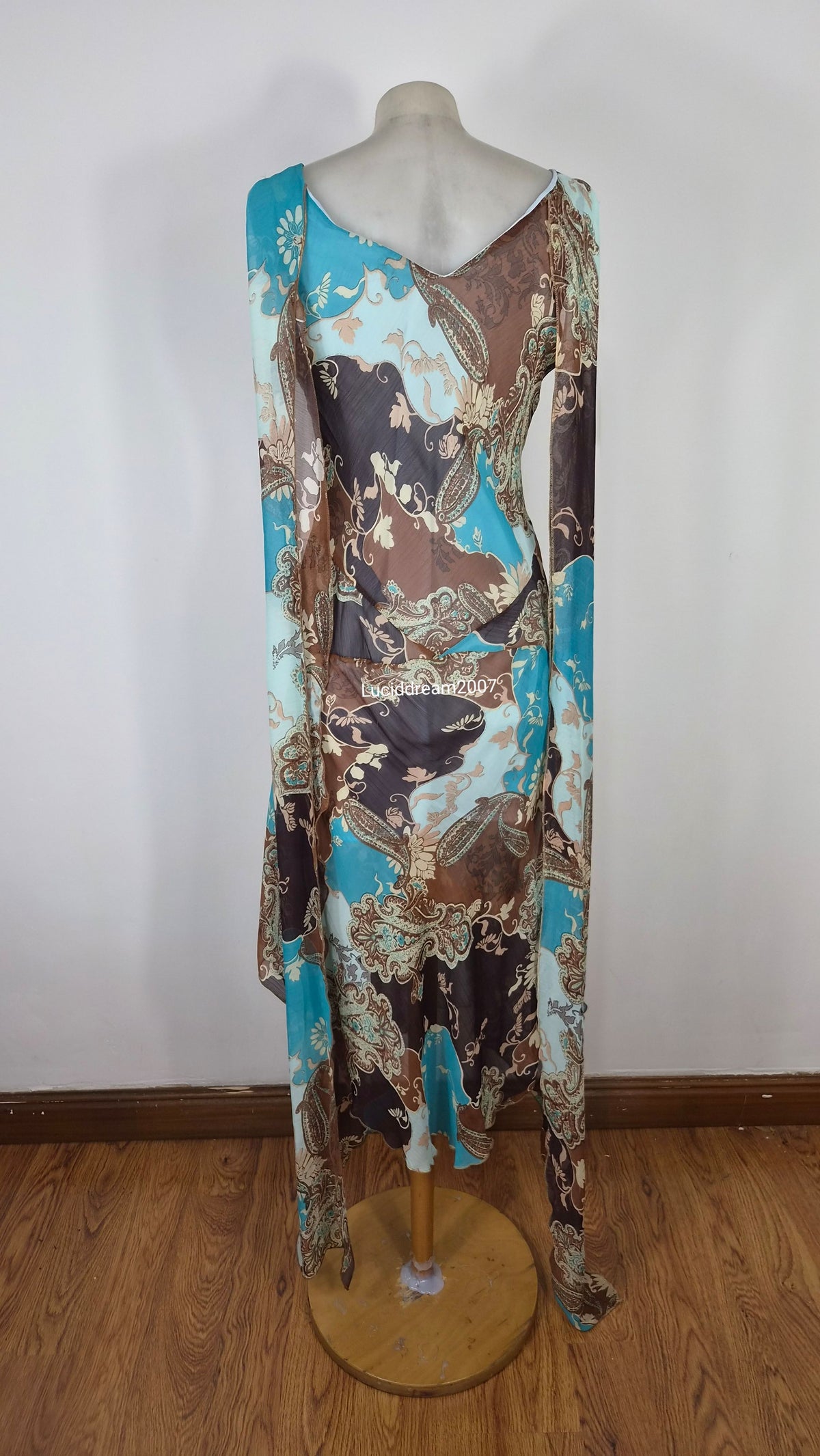 Robe en voile bleu détails longs volants