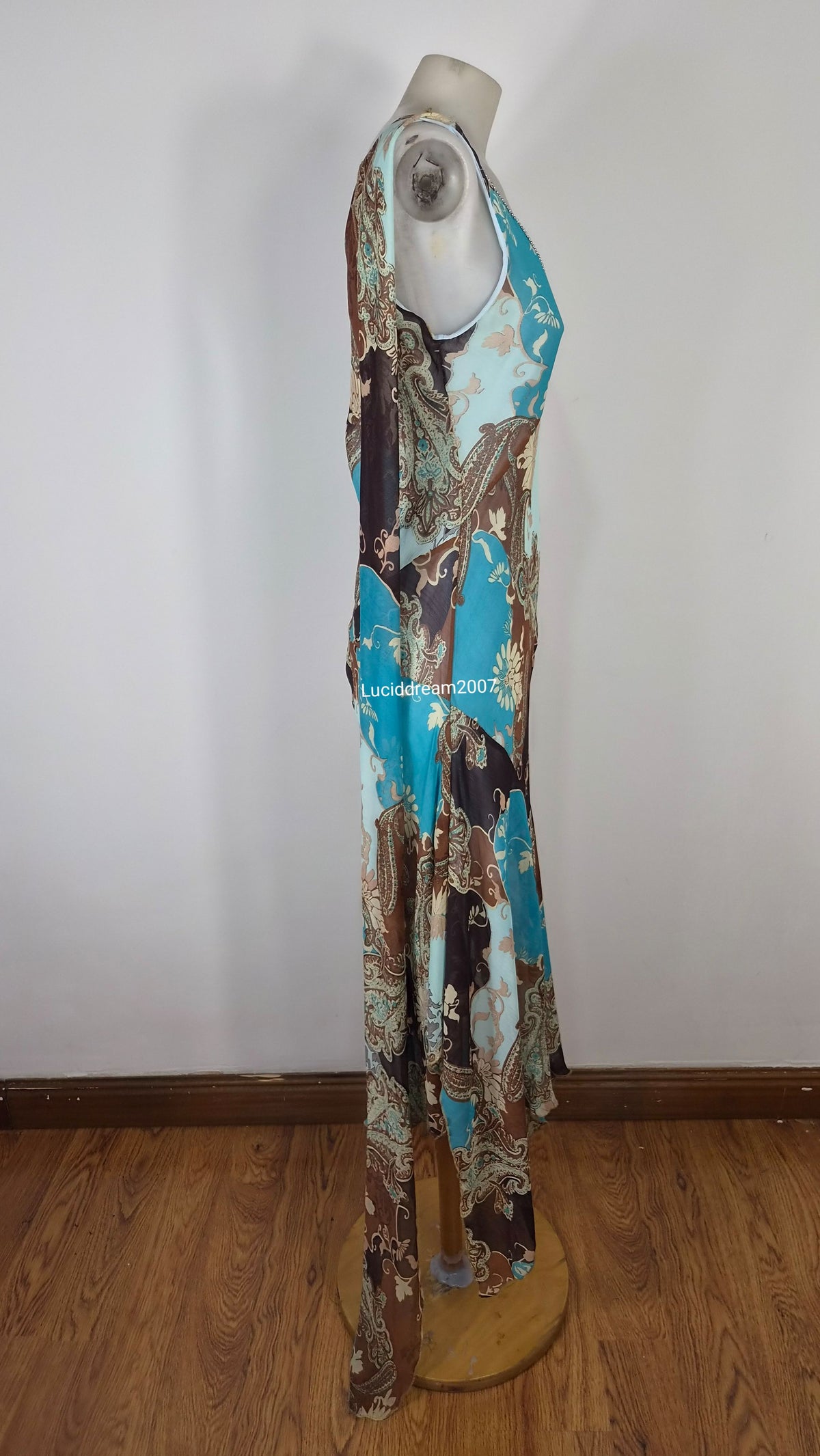 Robe en voile bleu détails longs volants