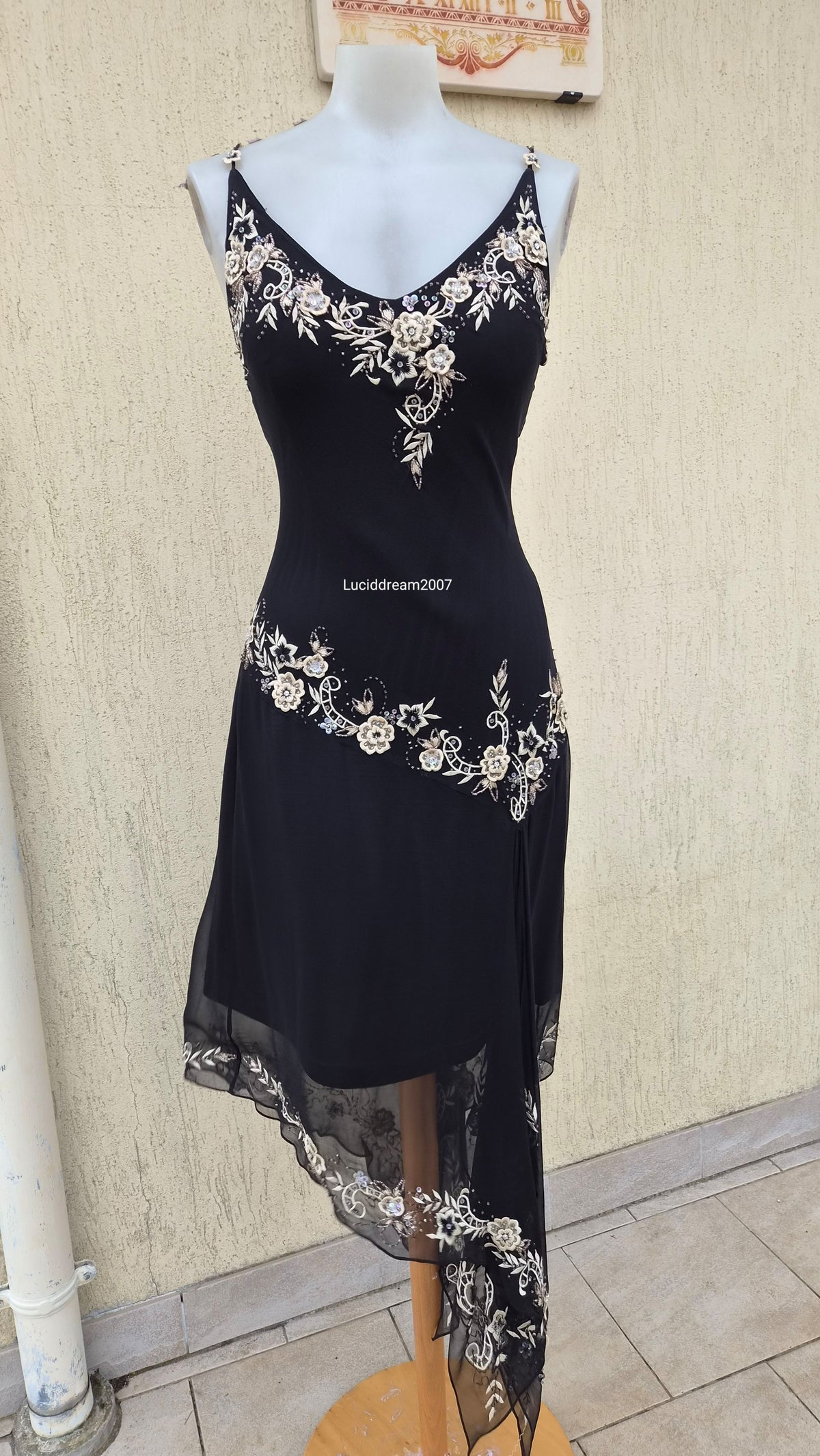 Robe asymétrique noire brodée