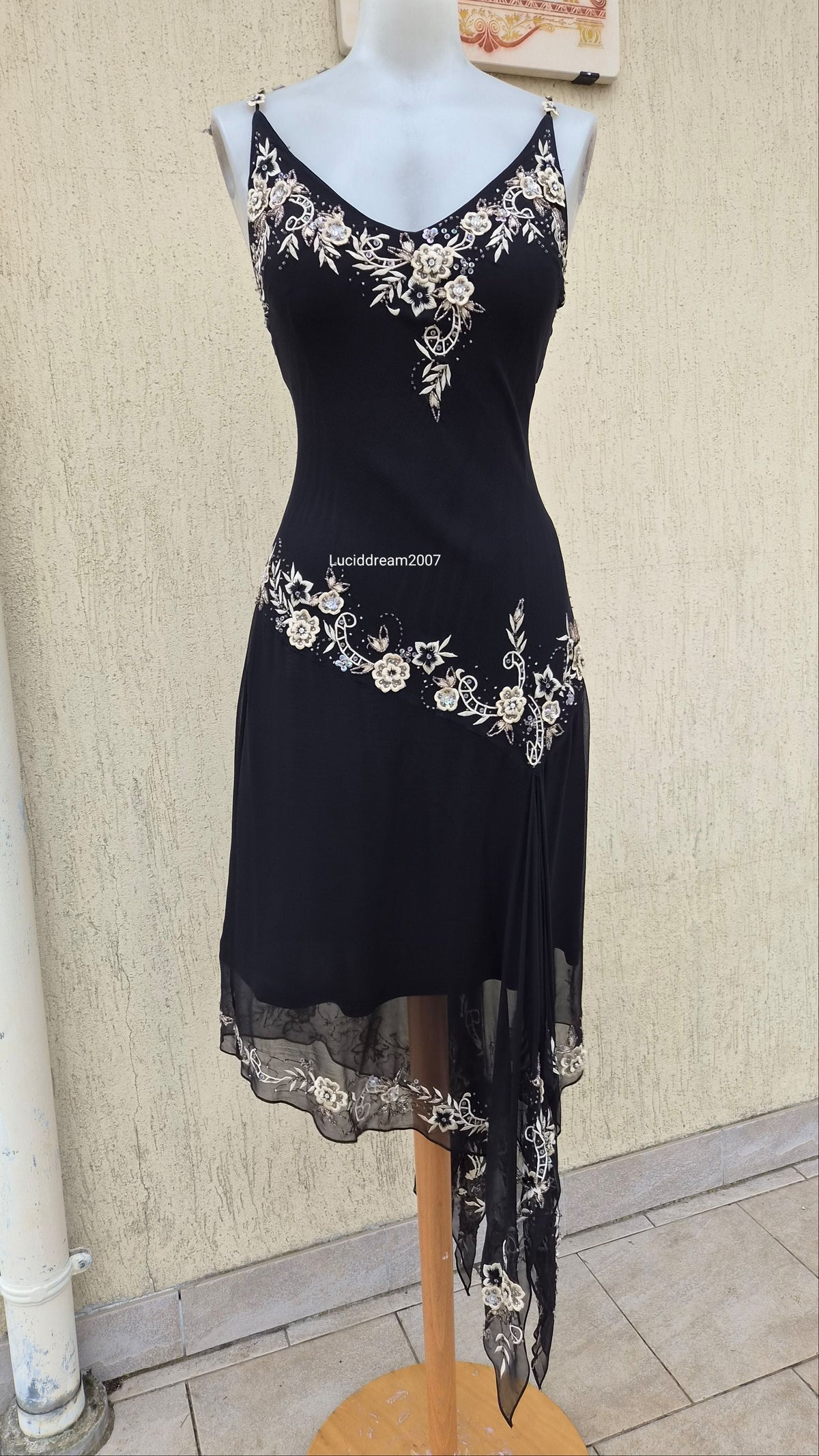 Robe asymétrique noire brodée