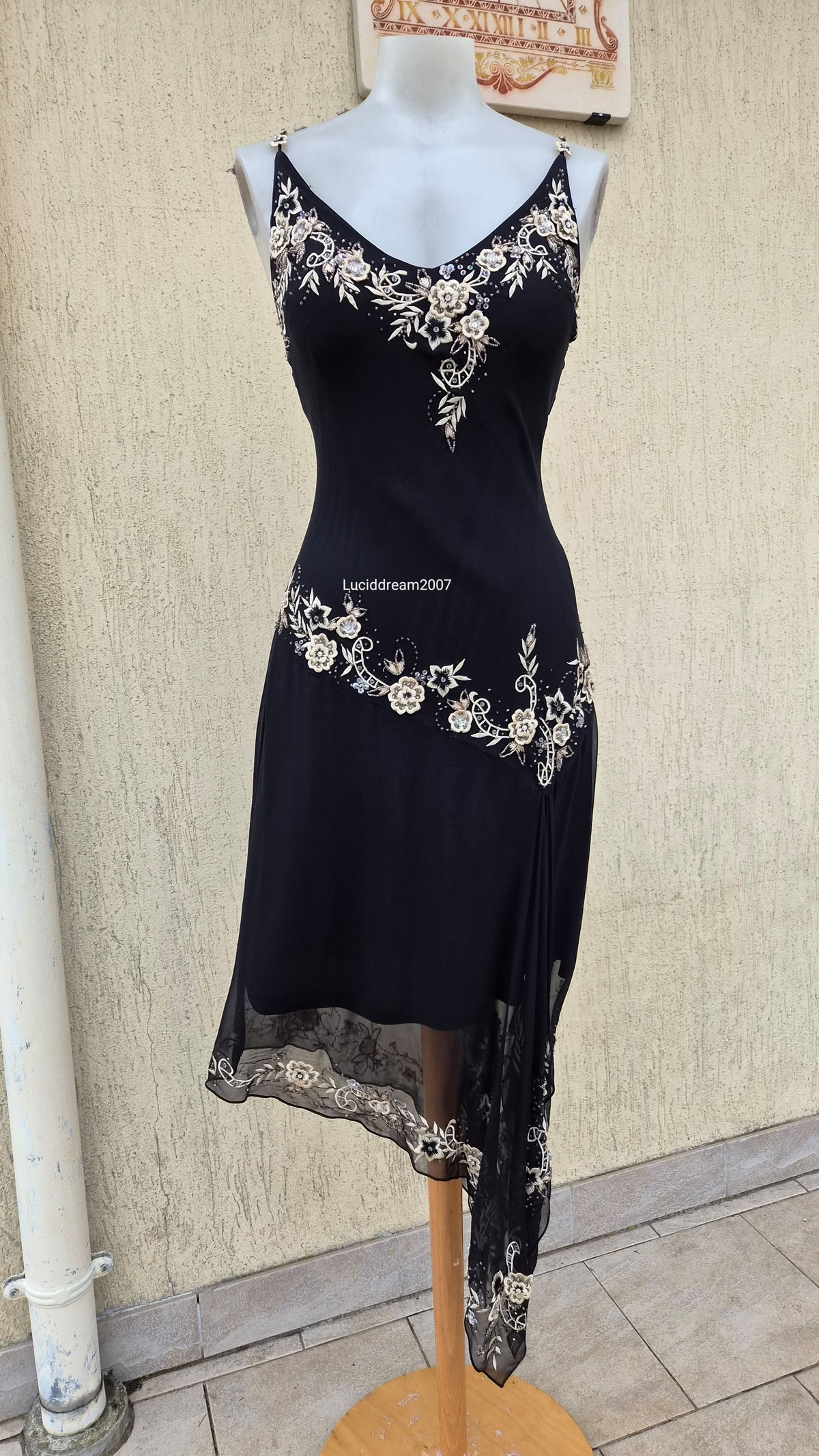 Robe asymétrique noire brodée