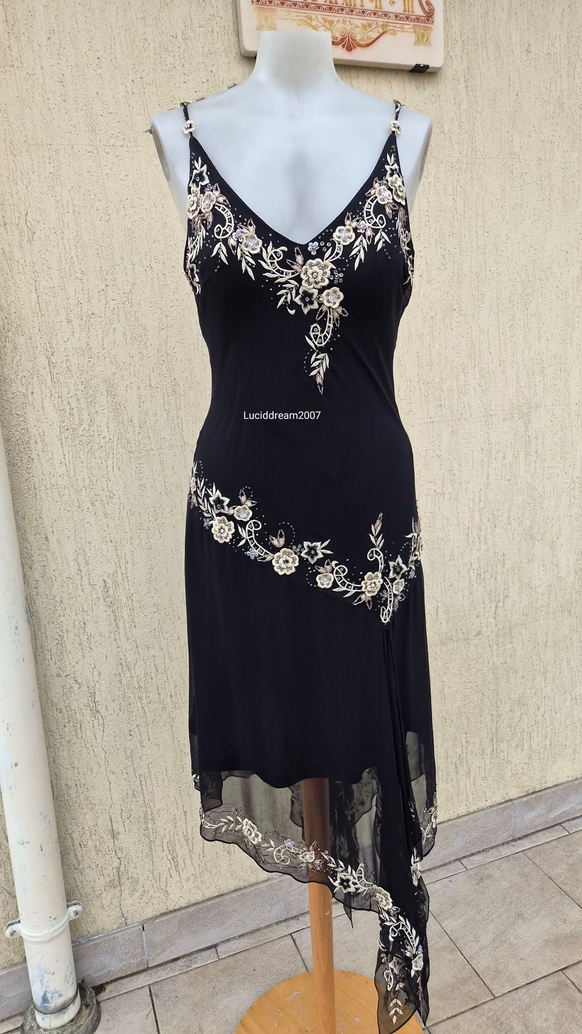 Robe asymétrique noire brodée