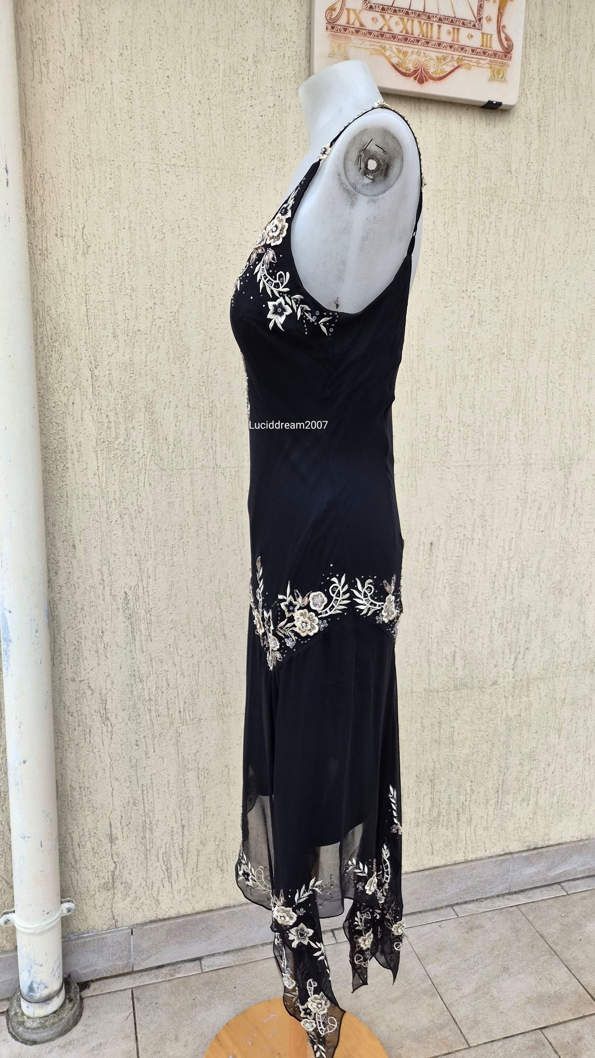 Robe asymétrique noire brodée