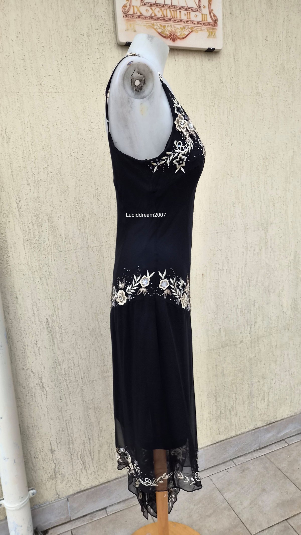 Robe asymétrique noire brodée