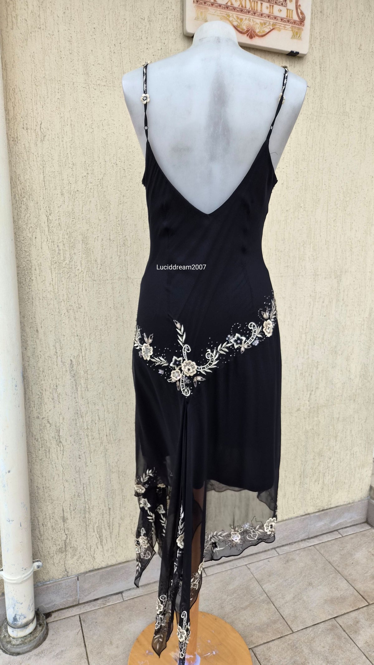 Robe asymétrique noire brodée