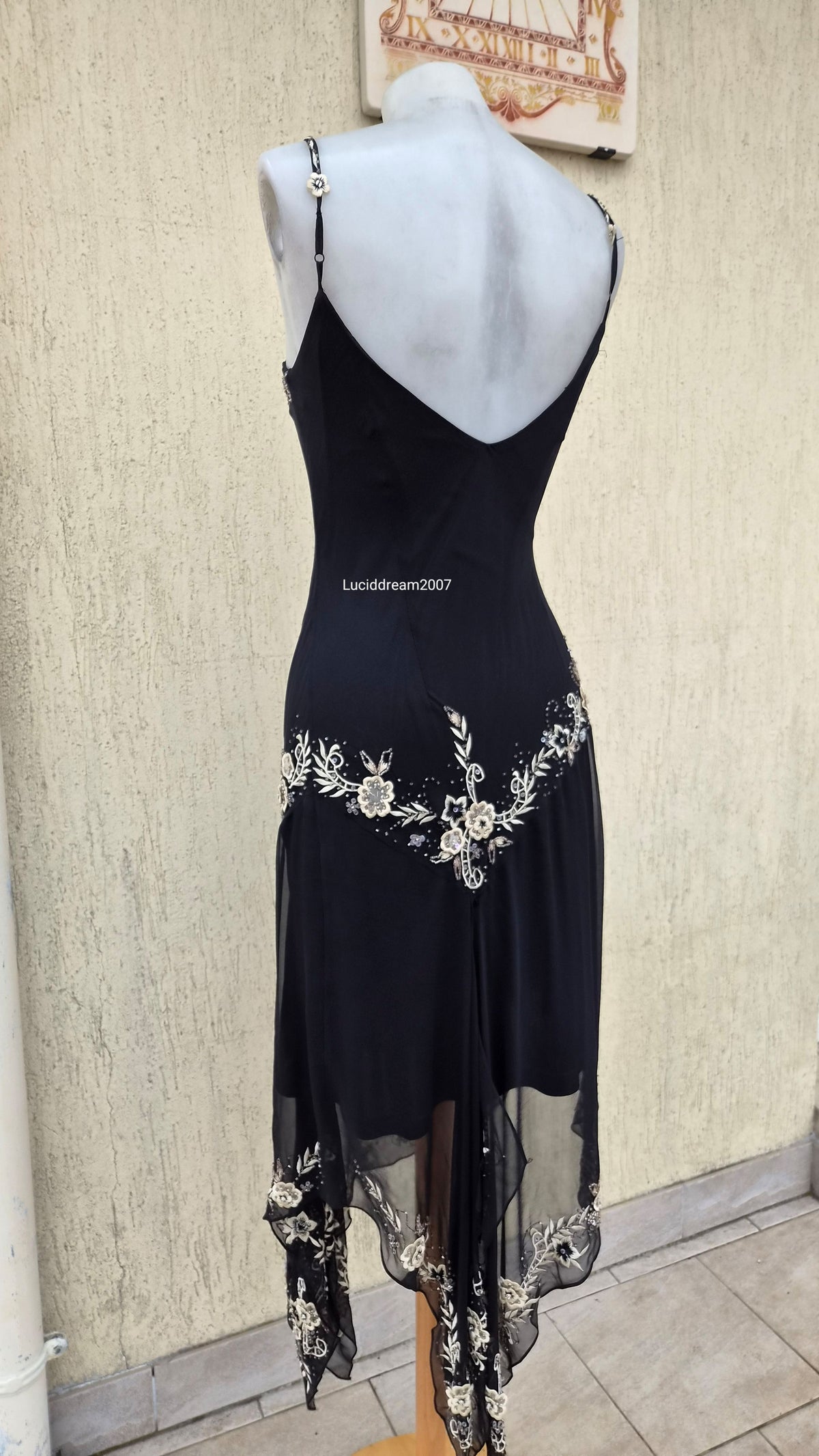 Robe asymétrique noire brodée