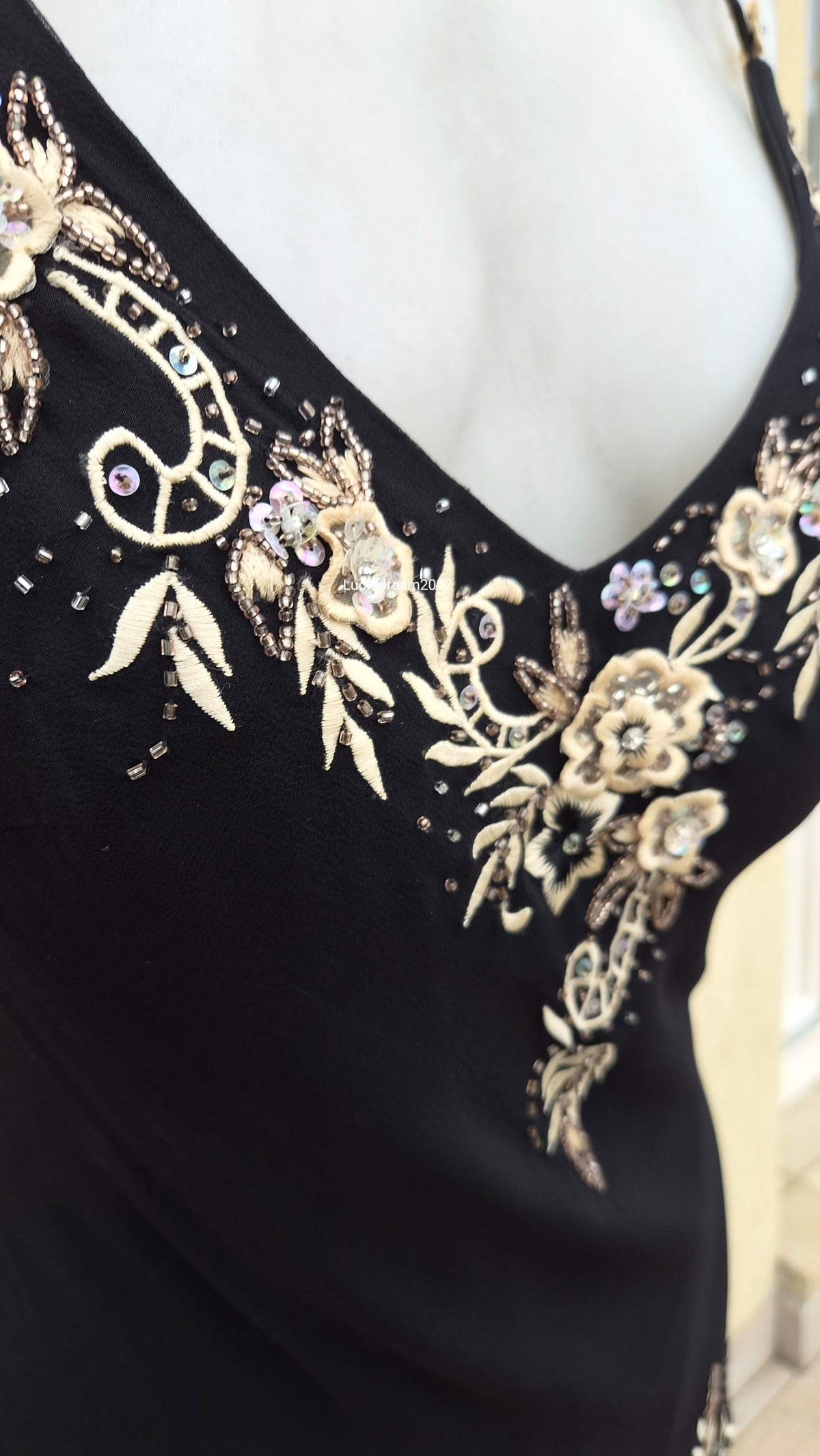 Robe asymétrique noire brodée