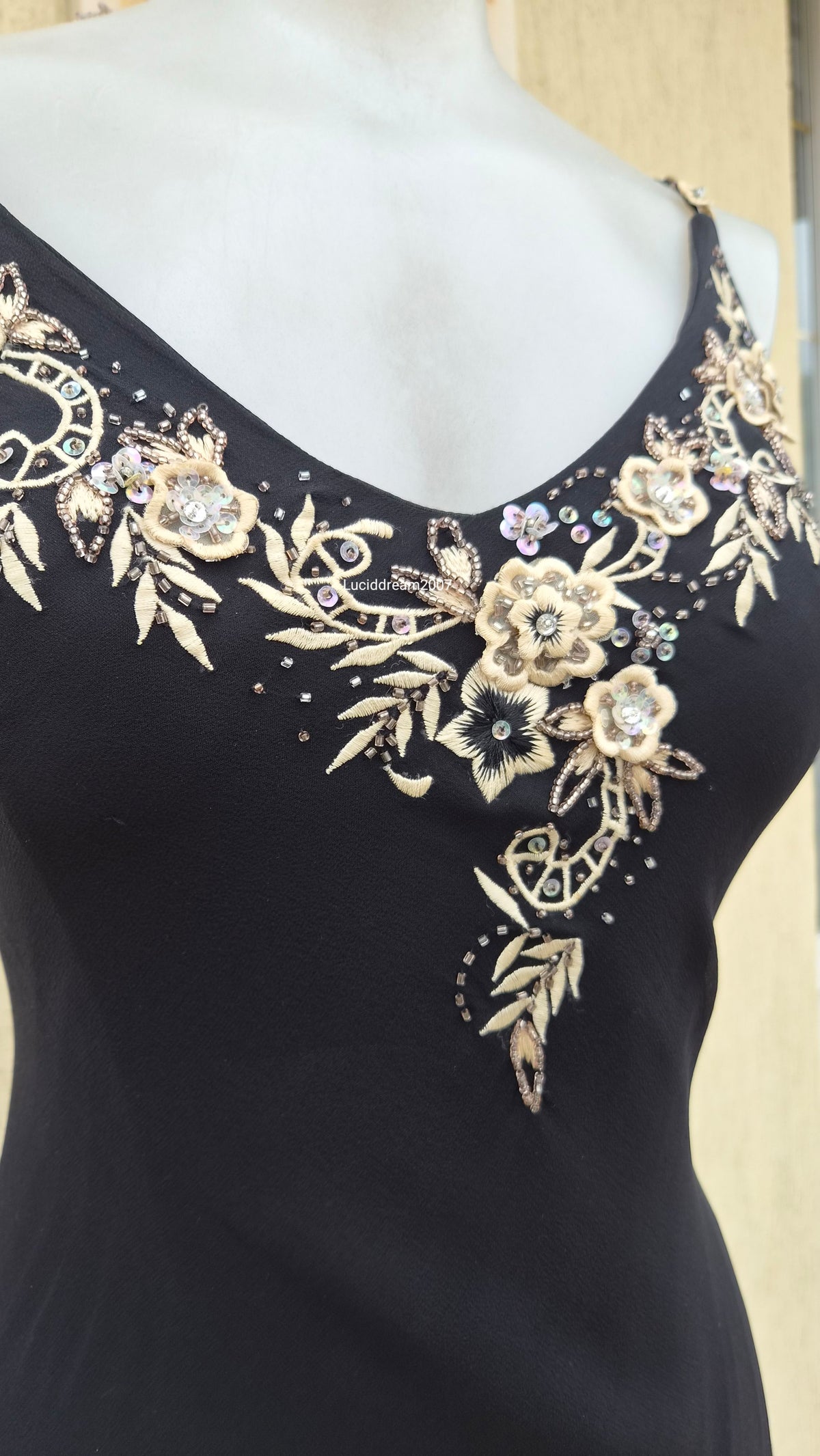 Robe asymétrique noire brodée