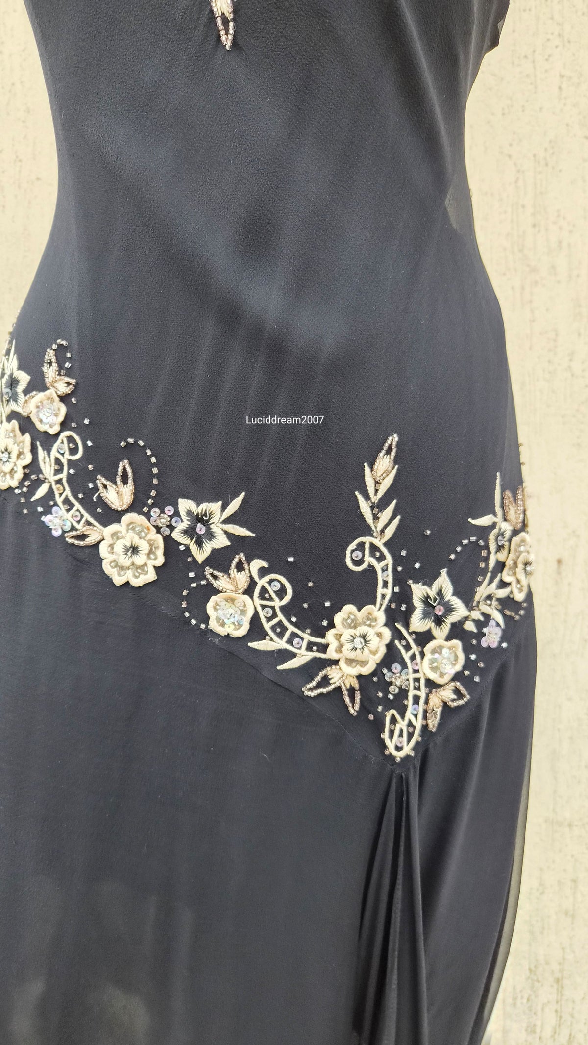 Robe asymétrique noire brodée