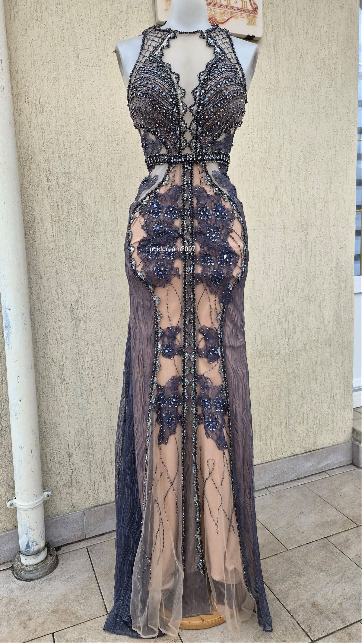 Robe brodée dans les tons beige et bleu JOVANI