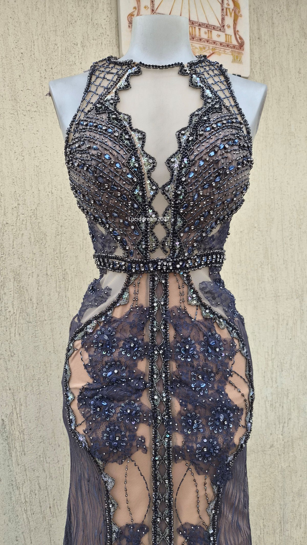 Robe brodée dans les tons beige et bleu JOVANI