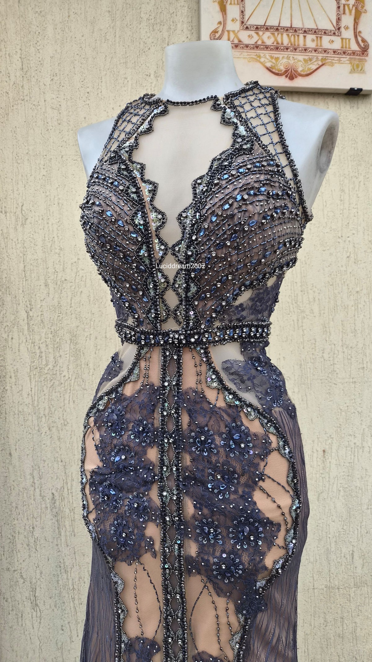 Robe brodée dans les tons beige et bleu JOVANI