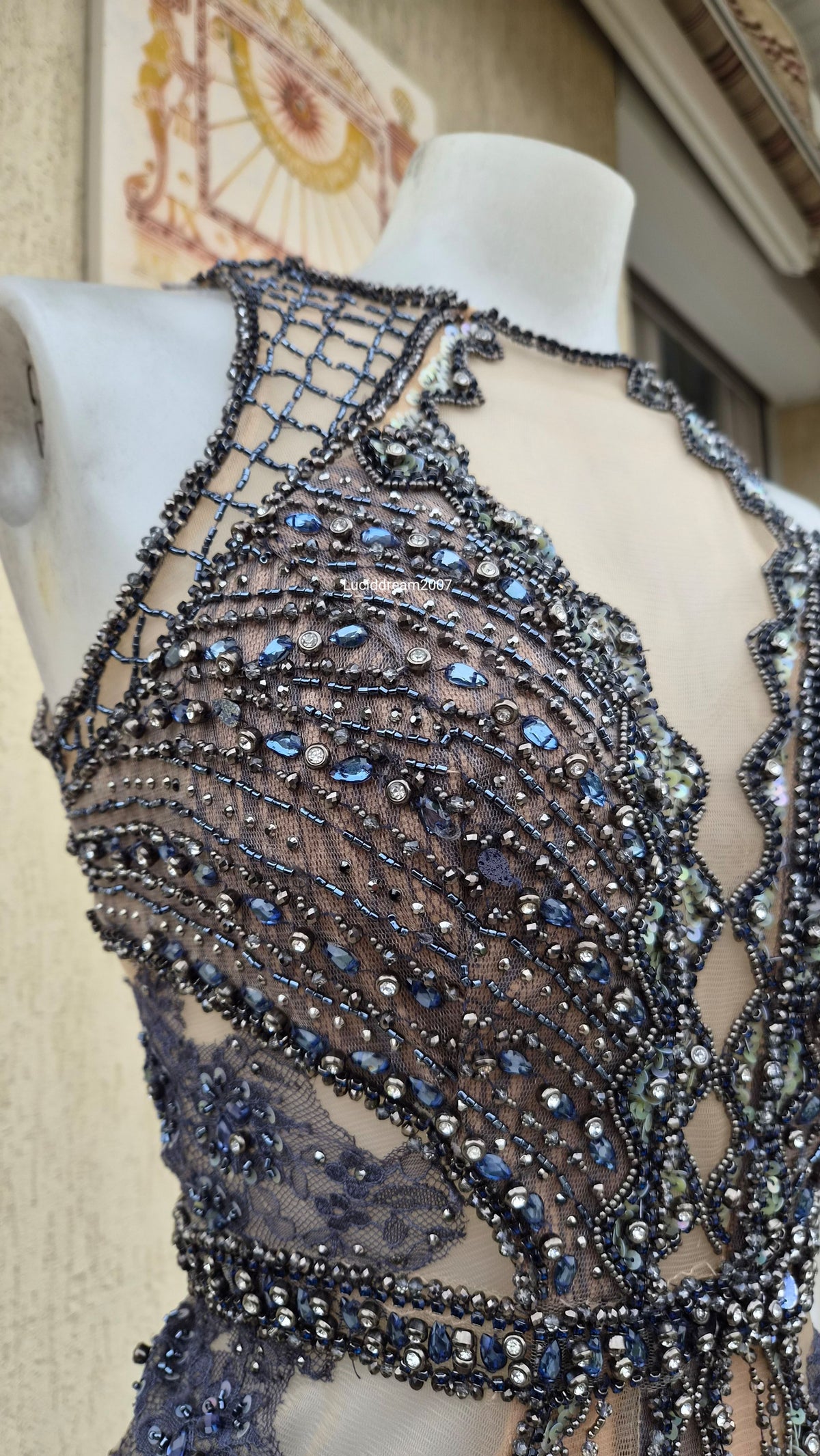 Robe brodée dans les tons beige et bleu JOVANI