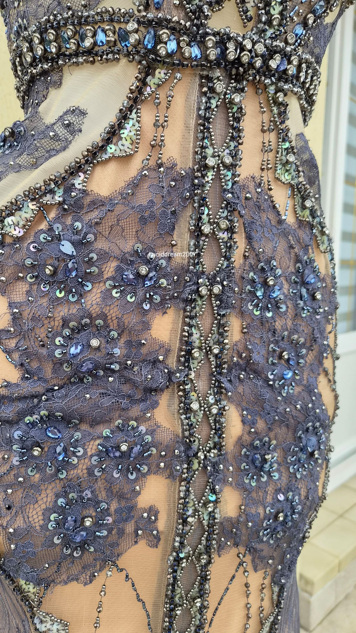 Robe brodée dans les tons beige et bleu JOVANI