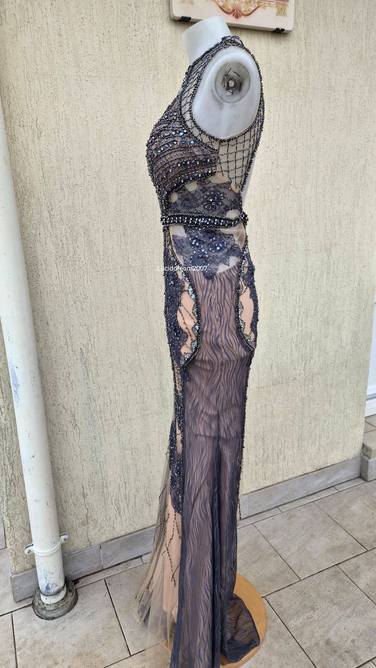 Robe brodée dans les tons beige et bleu JOVANI