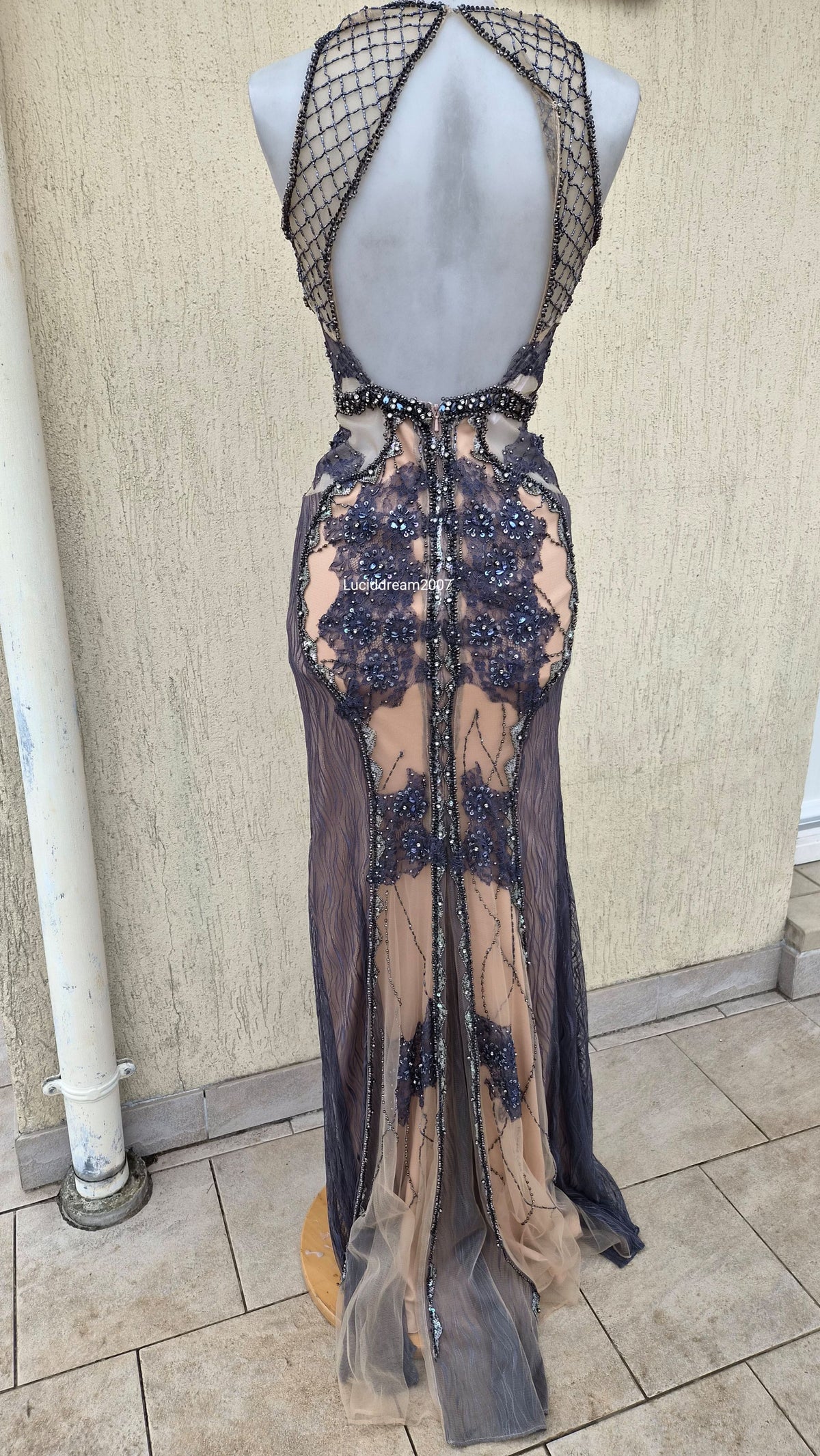 Robe brodée dans les tons beige et bleu JOVANI