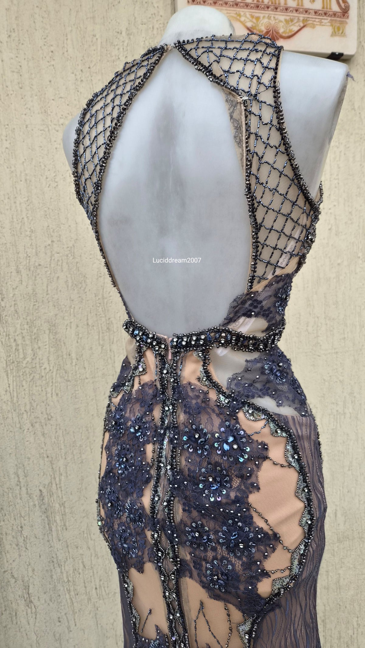 Robe brodée dans les tons beige et bleu JOVANI