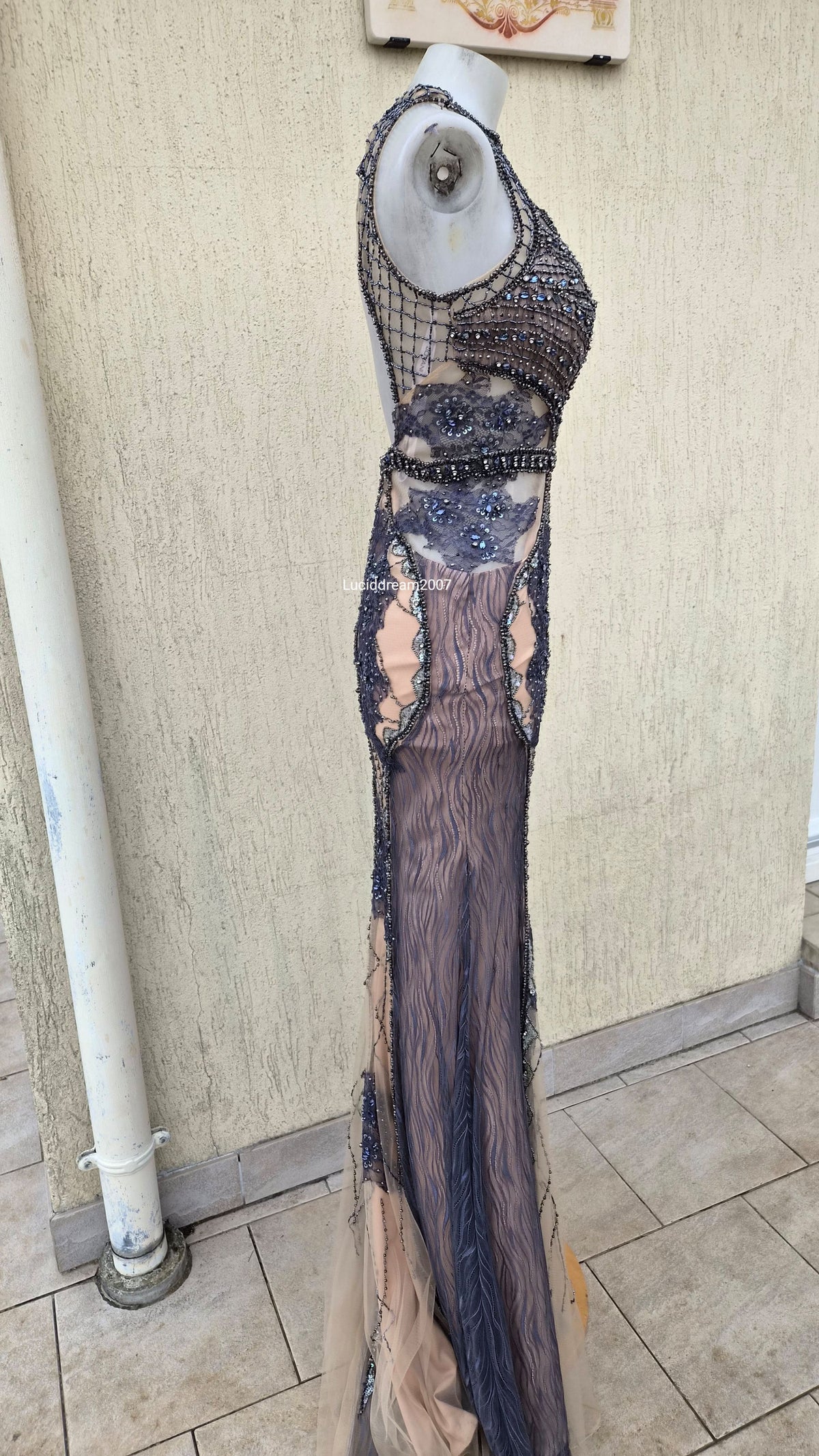 Robe brodée dans les tons beige et bleu JOVANI