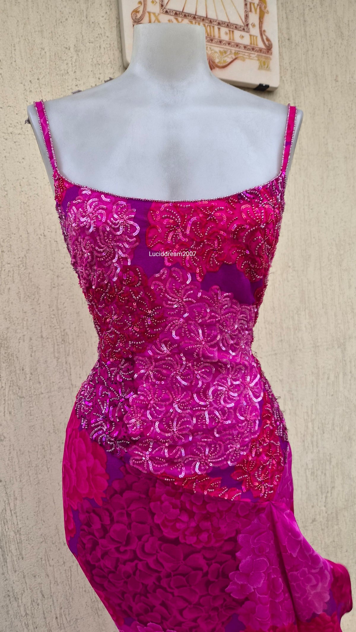 Robe en soie brodée rose