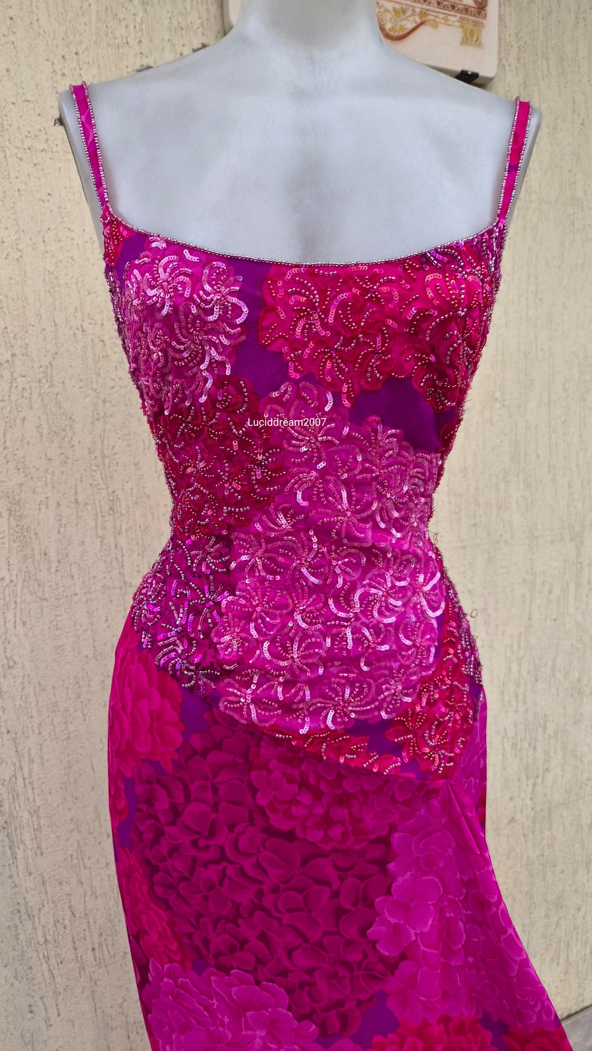 Robe en soie brodée rose