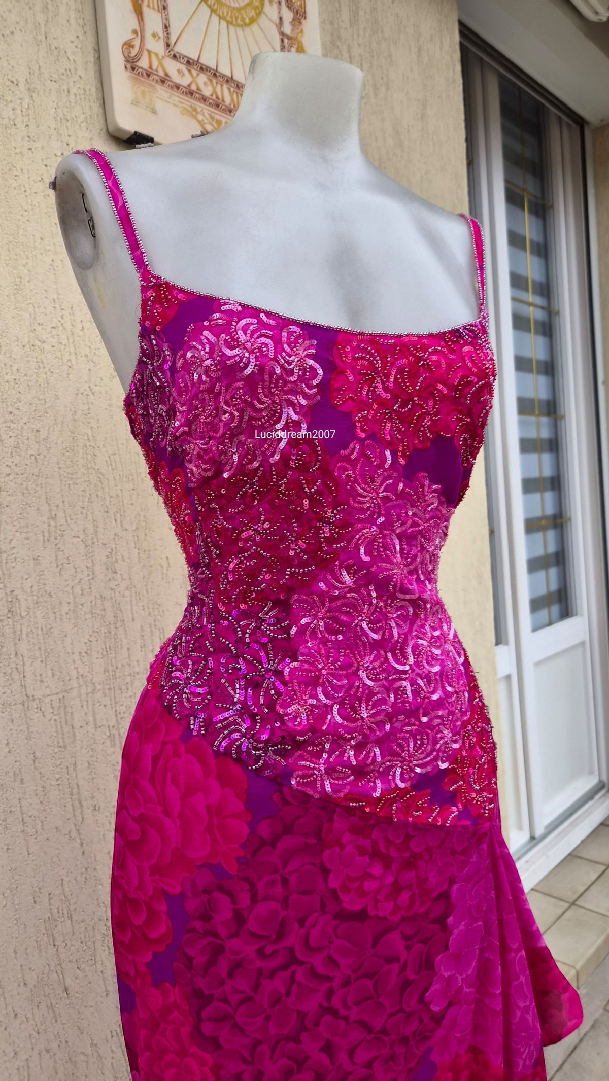 Robe en soie brodée rose
