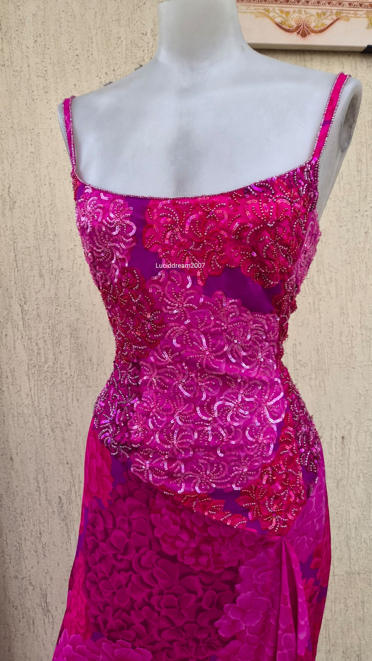 Robe en soie brodée rose