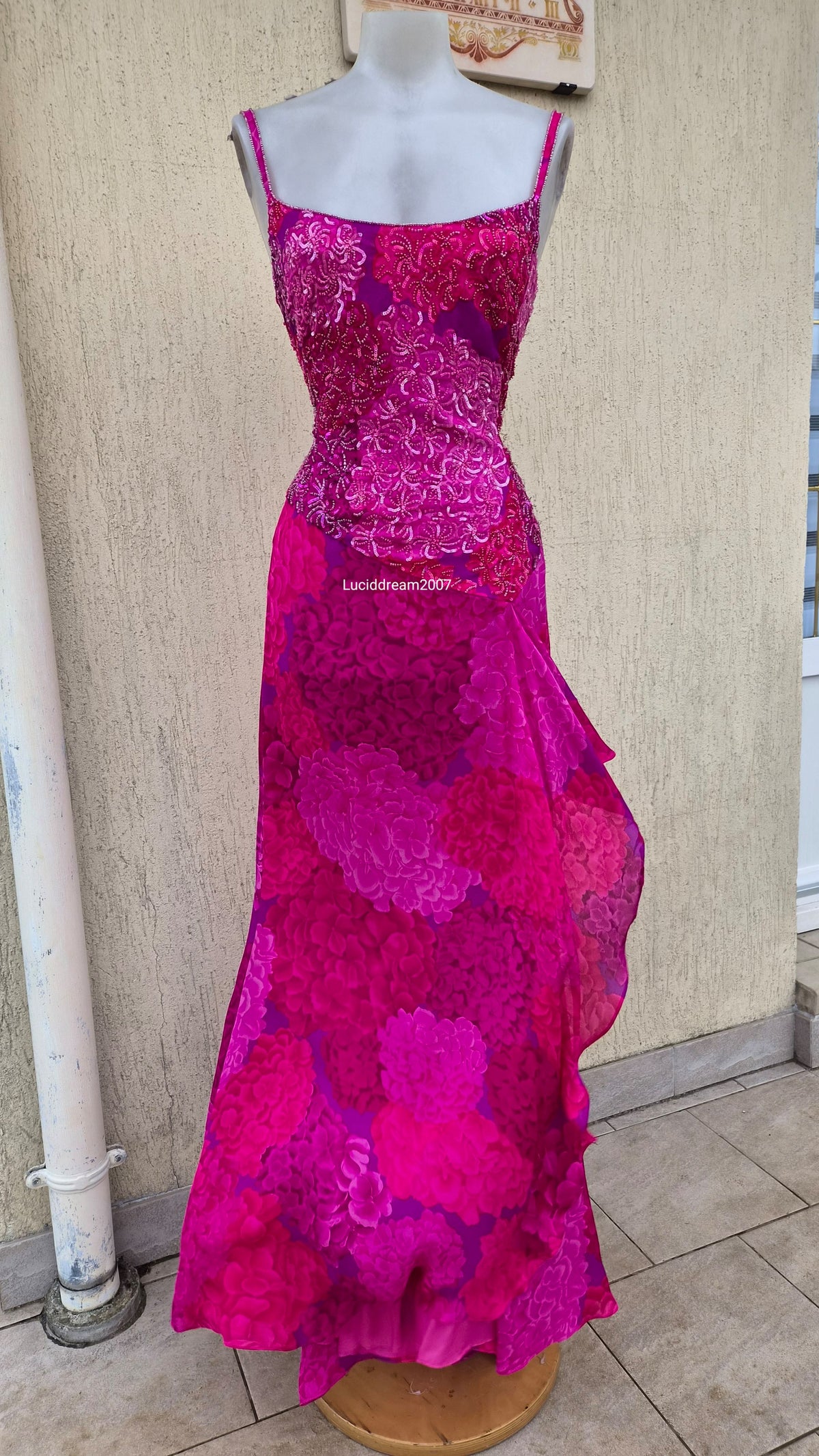 Robe en soie brodée rose