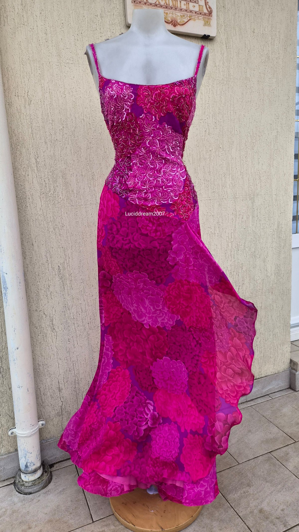 Robe en soie brodée rose