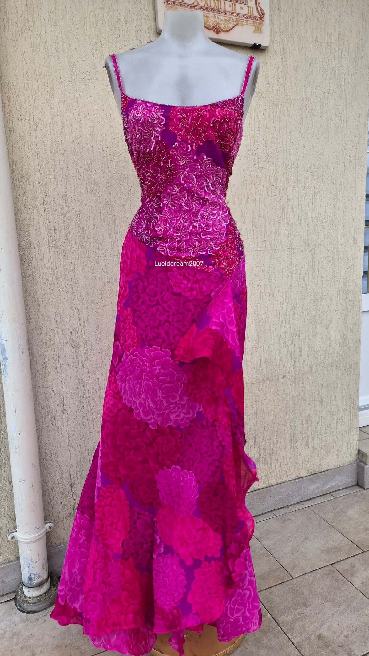 Robe en soie brodée rose