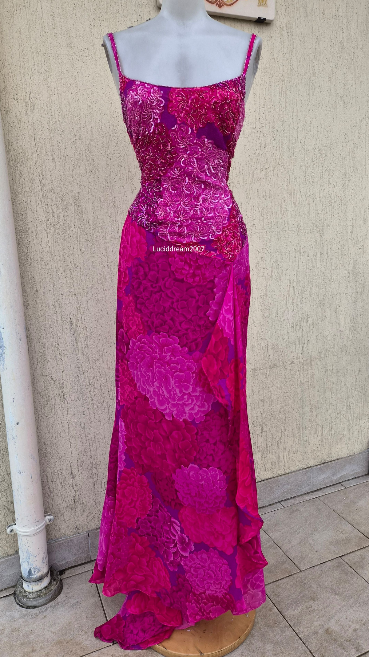 Robe en soie brodée rose