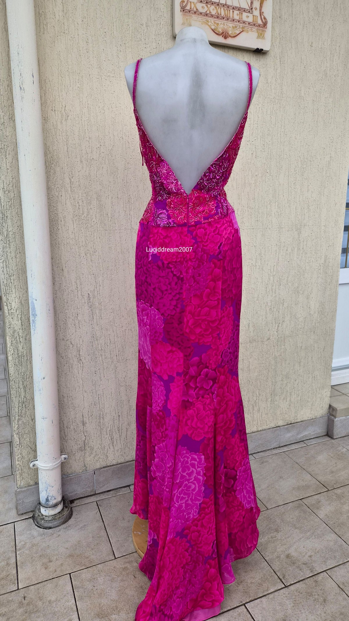 Robe en soie brodée rose