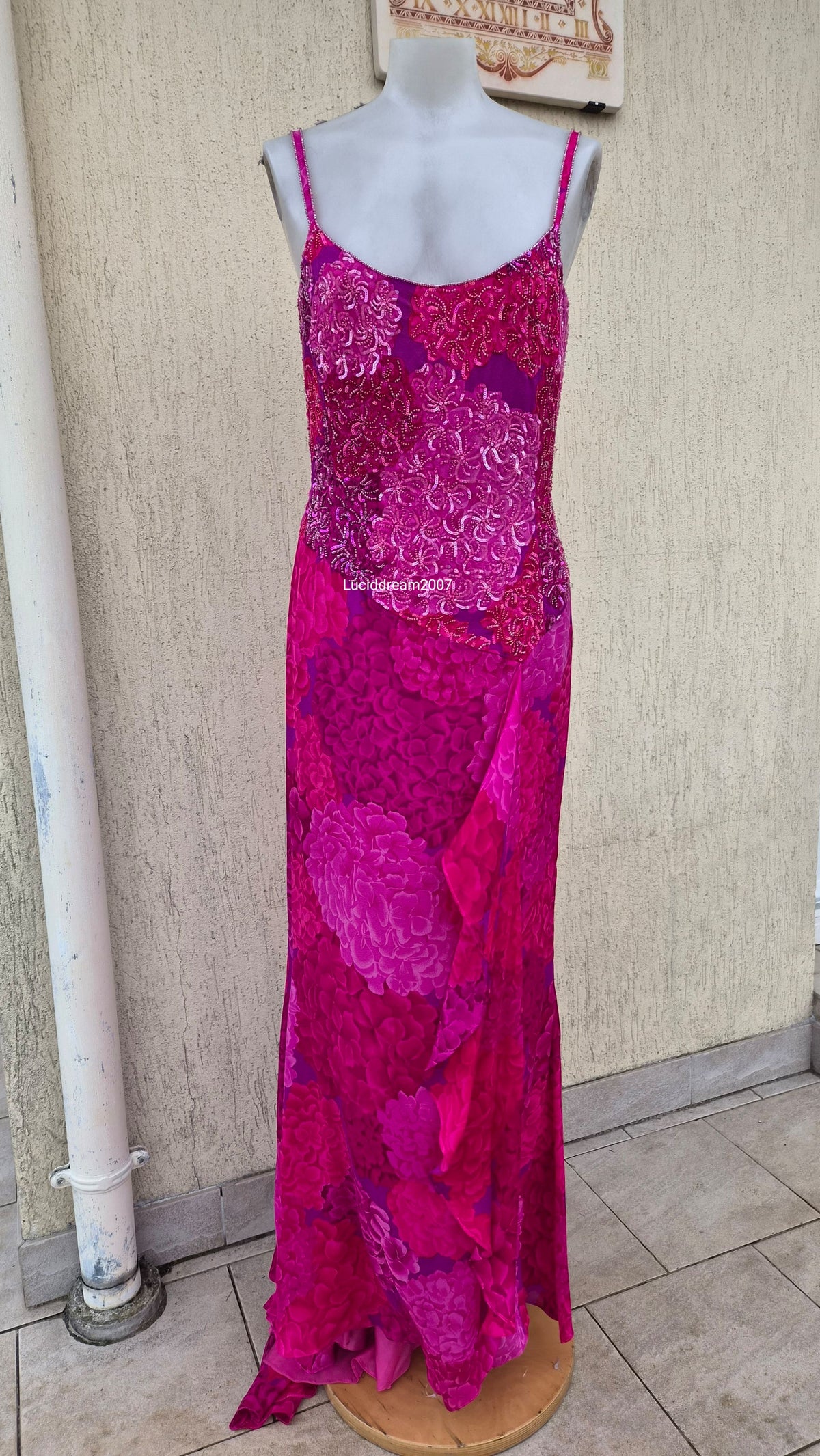Robe en soie brodée rose